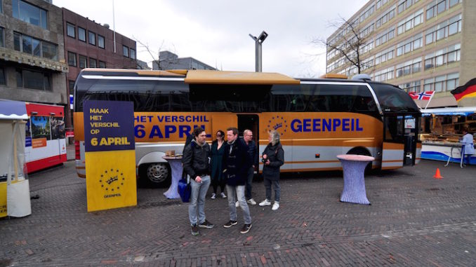 Campaign bus for the April 6 referendum, door Michiel, via Flickr. 