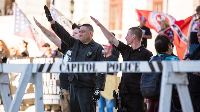 Fall Political Rally of the National Socialist Movement, a neo-Nazi organisation, in Harrisburg, PA on November 5, 2016, door Paul Weaver, via Flickr.