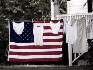 In afwachting van verkiezingdag wordt de Amerikaanse vlag gewassen