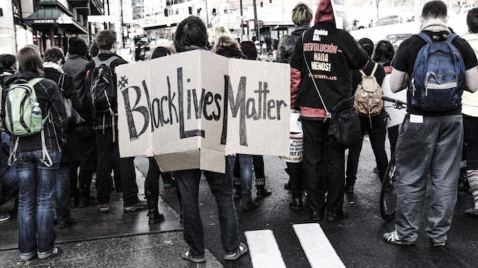 Ferguson Garner Protest Seattle 2014, door Scottlum, via Flickr.