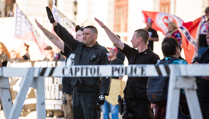 Fall Political Rally of the National Socialist Movement, a neo-Nazi organisation, in Harrisburg, PA  on November 5, 2016, door Paul Weaver, via Flickr.