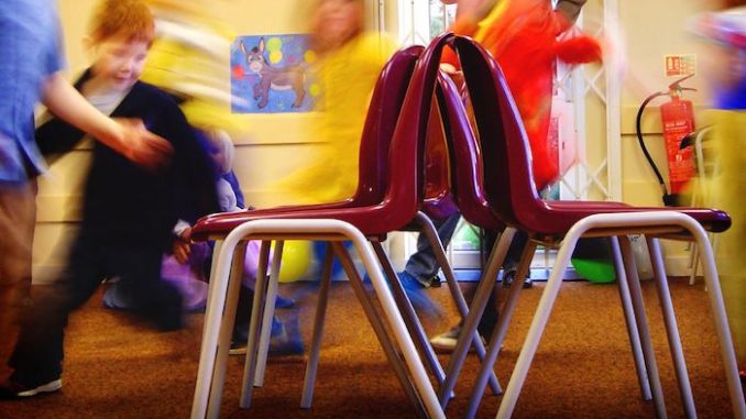 Musical Chairs, door David Maddison, via Flickr.com