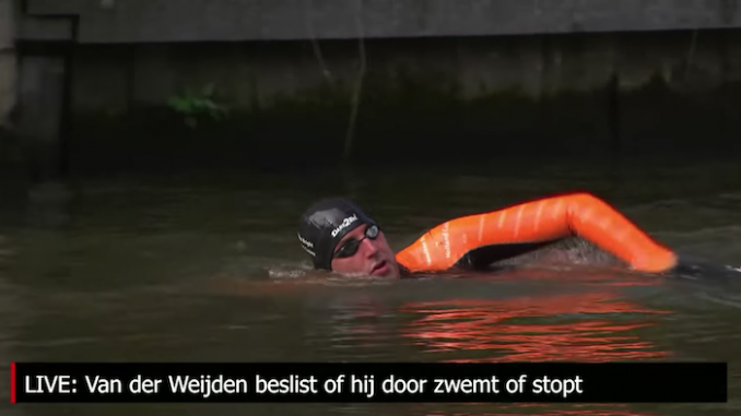 Screenshot Maarten van der Weijden zwemt Elfstedentocht, door NOS, via Youtube.com.