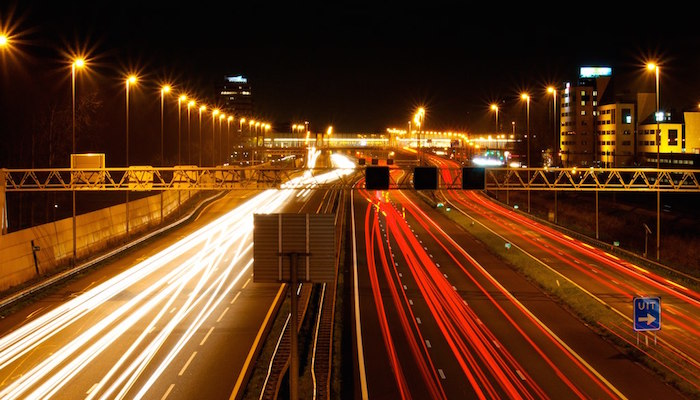 Highway at night, door Wesley Lelieveld, via Flickr.